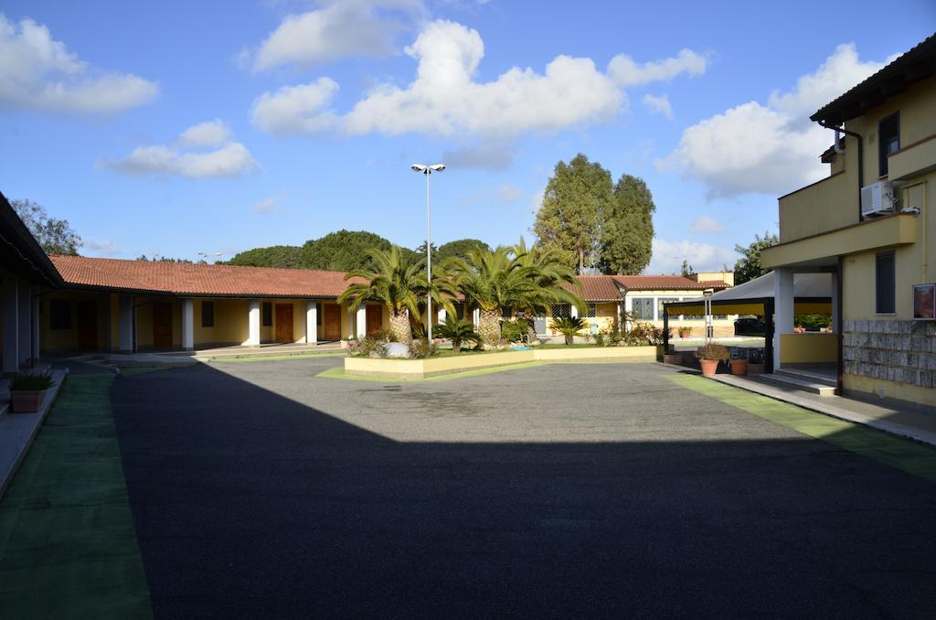 Complesso L'Oasi Hotel Aranova Bagian luar foto