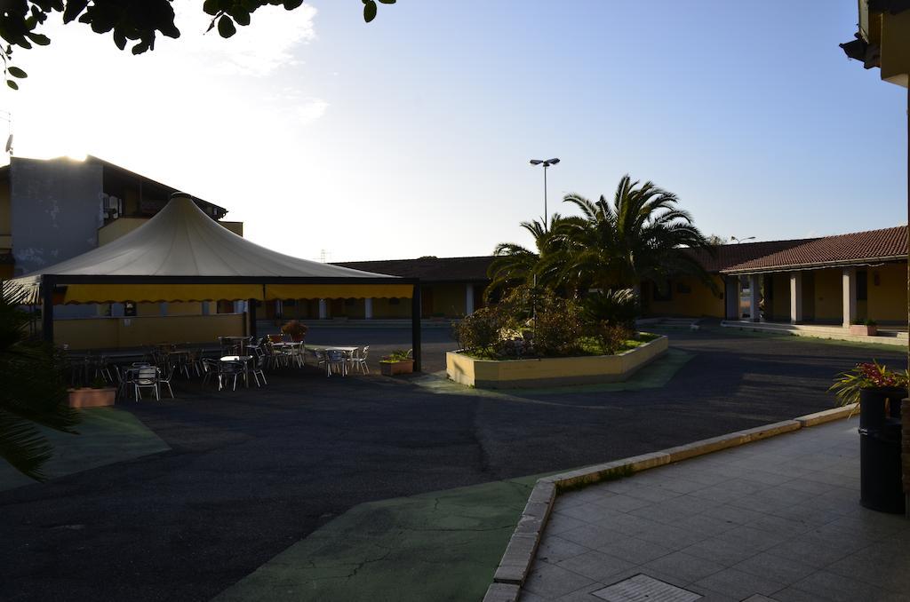 Complesso L'Oasi Hotel Aranova Bagian luar foto
