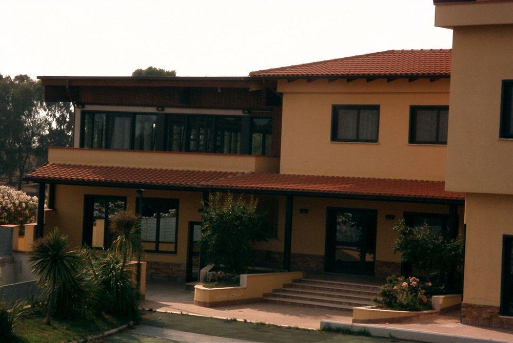 Complesso L'Oasi Hotel Aranova Bagian luar foto